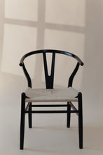 Cargar imagen en el visor de la galería, Silla Wishbone Réplica Nogal