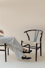 Cargar imagen en el visor de la galería, Silla Wishbone Réplica Nogal