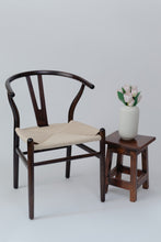Cargar imagen en el visor de la galería, Silla Wishbone Réplica Nogal