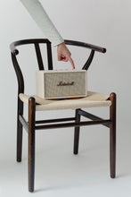 Cargar imagen en el visor de la galería, Silla Wishbone Réplica Nogal