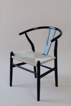 Cargar imagen en el visor de la galería, Silla Wishbone Réplica Negra