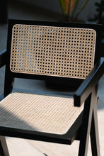 Cargar imagen en el visor de la galería, Silla "K" Respaldo y Asiento en Rattan Negra