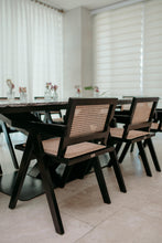 Cargar imagen en el visor de la galería, Silla "K" Respaldo y Asiento en Rattan Negra